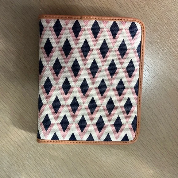 Spartina Geometric Patterned Notepad Clutch with Button Detail - Picture 3 of 7